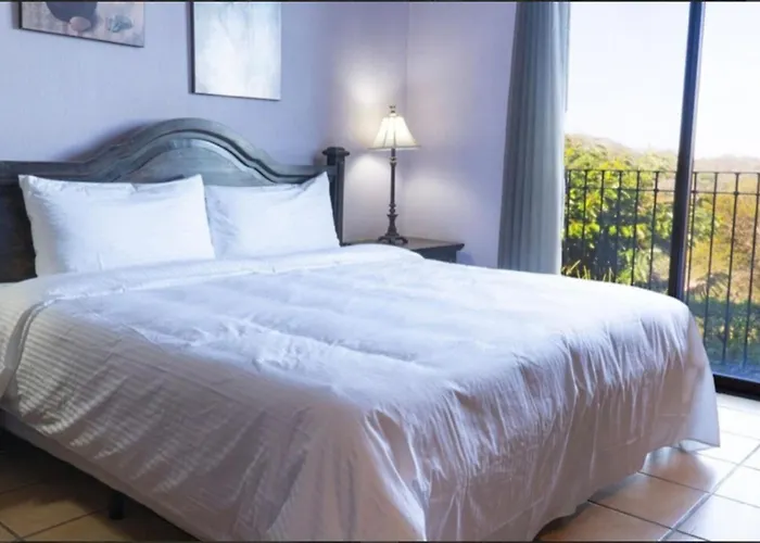 4 Bedroom, 4 Bath, Golf Course, Reserva Conchal Apartamento *